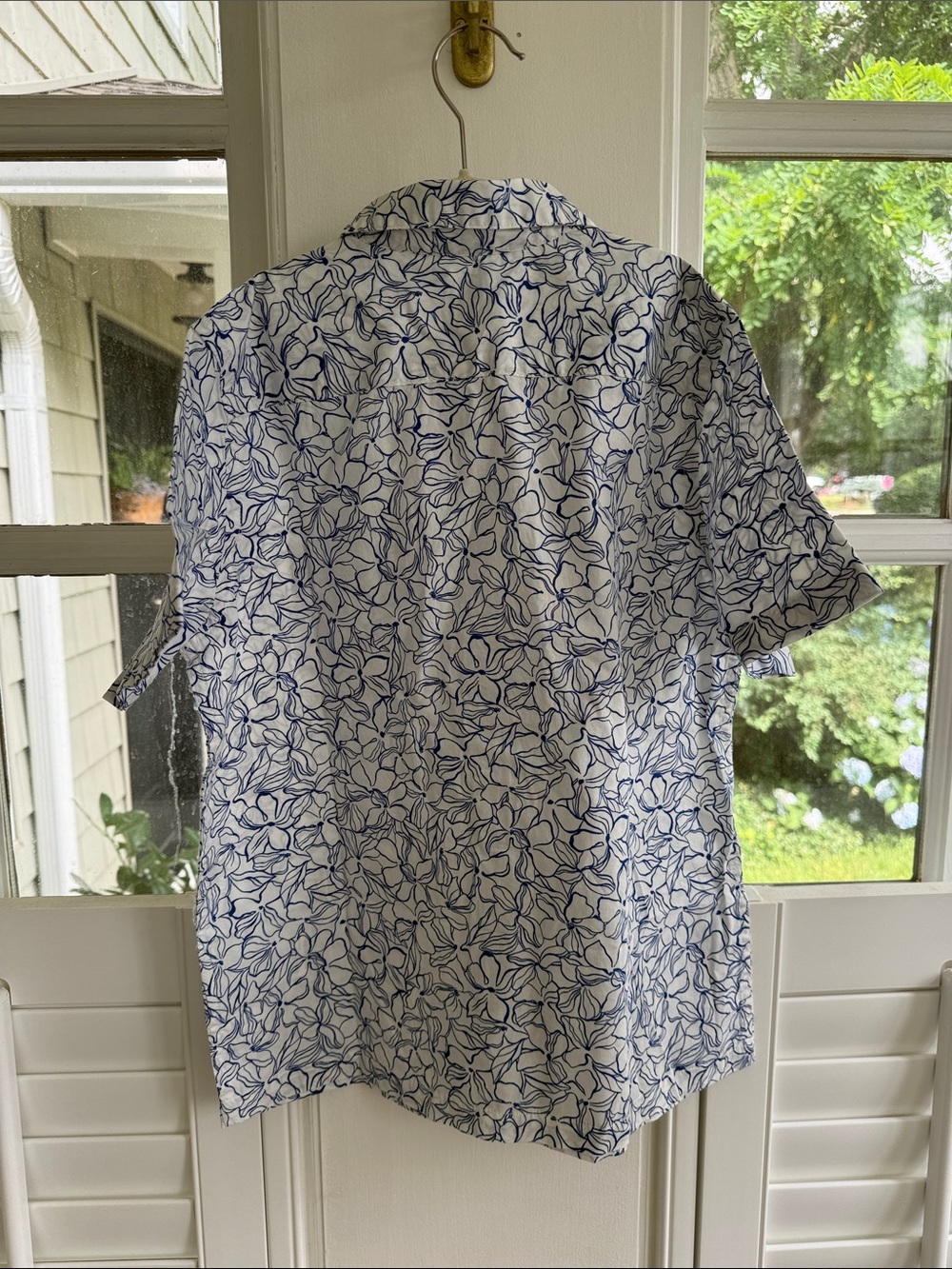 NWT Gap Blue and White Floral Short Sleeve Button-Down Shirt - Picture 4 of 5